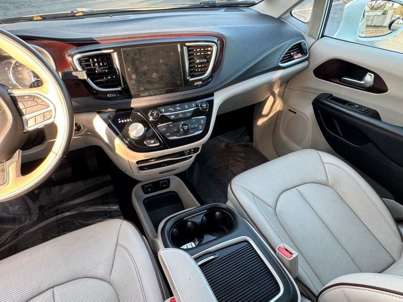 Used 2017 Chrysler Pacifica Limited image 12