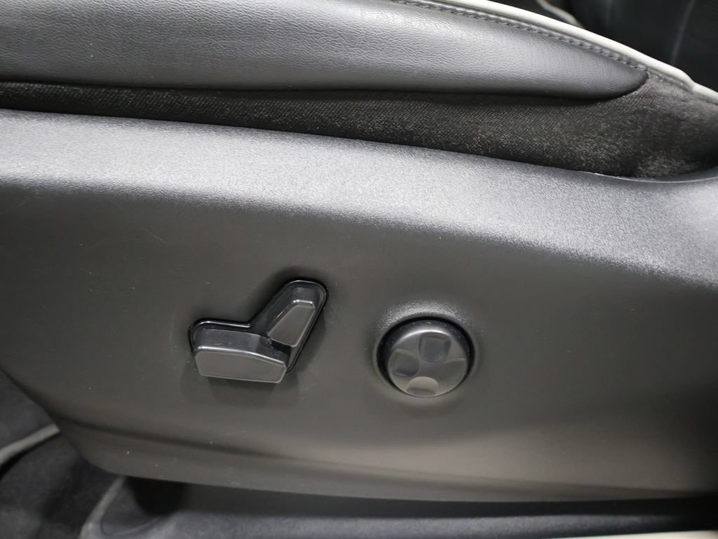 Certified 2024 Chrysler Pacifica Limited FWD image 14