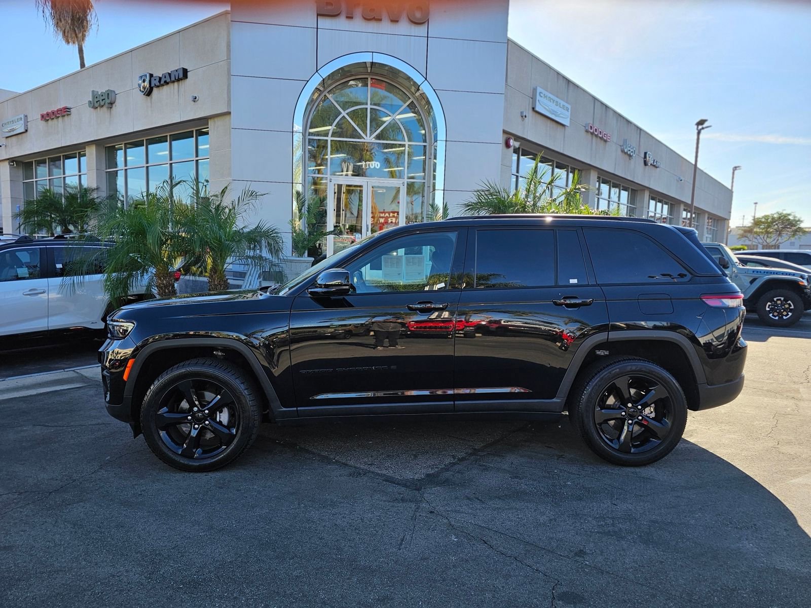 Used 2023 Jeep Grand Cherokee Altitude image 4