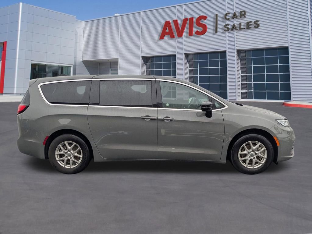 Used 2025 Chrysler Pacifica Select image 5