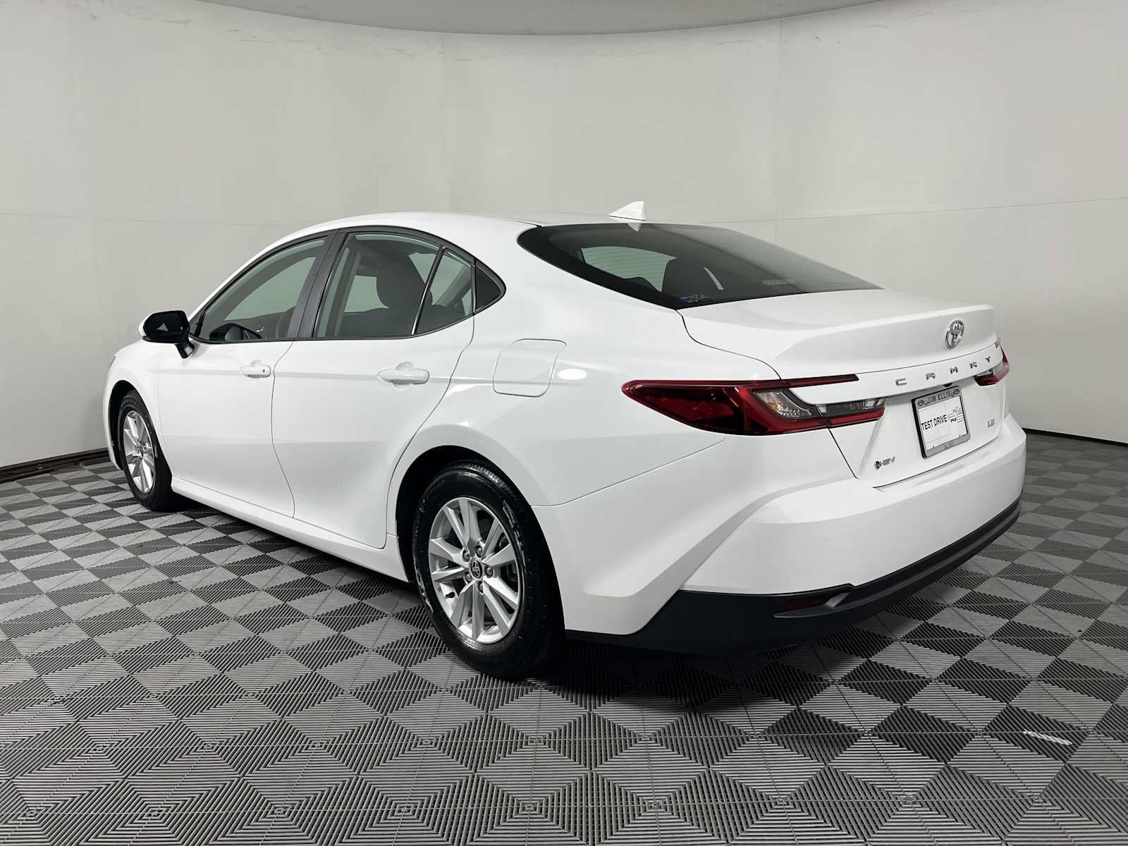 Used 2025 Toyota Camry LE FWD image 5