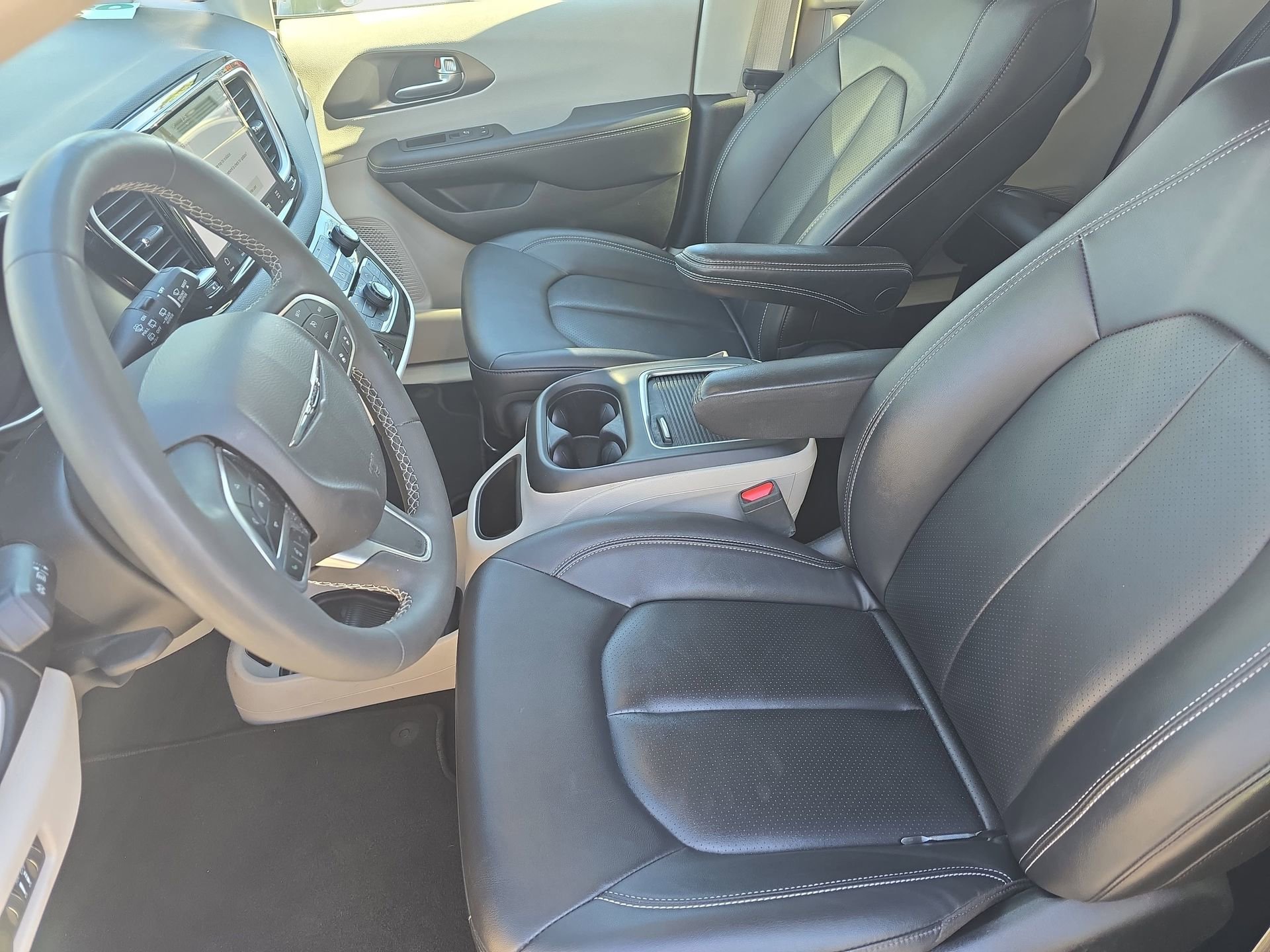 Used 2024 Chrysler Pacifica Touring-L image 15