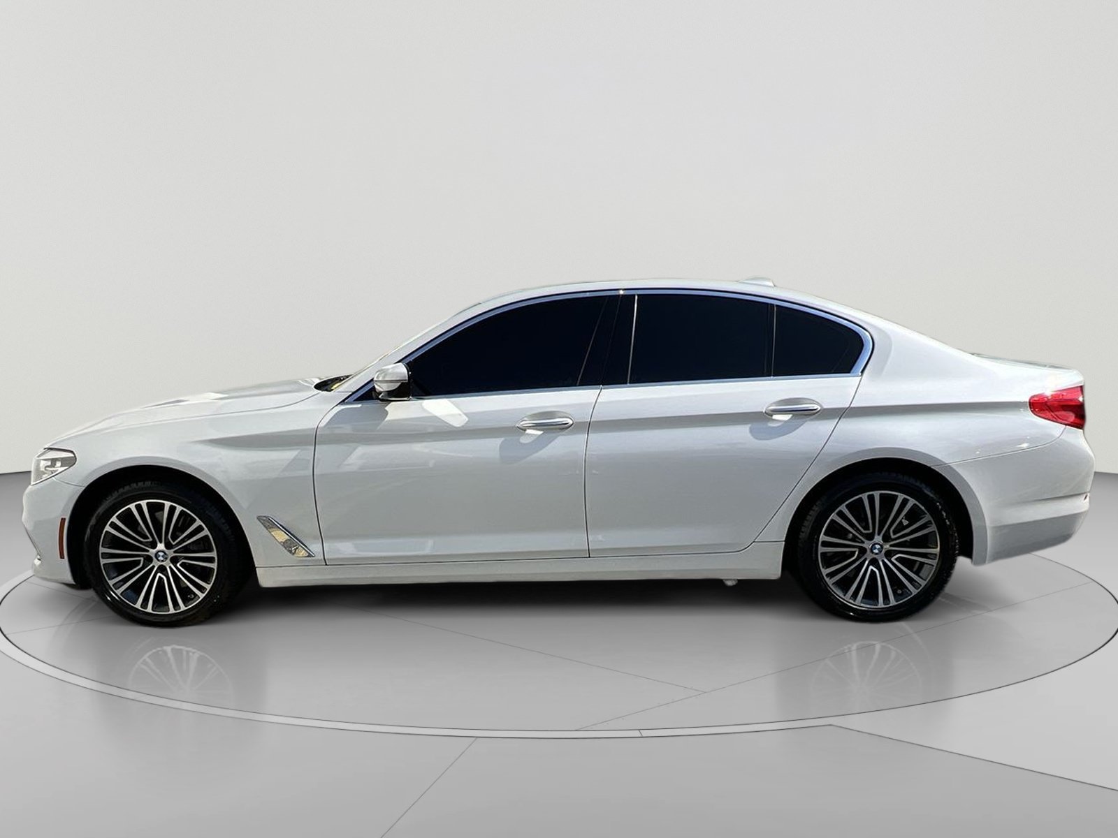 Used 2018 BMW 530i xDrive AWD/4WD image 2