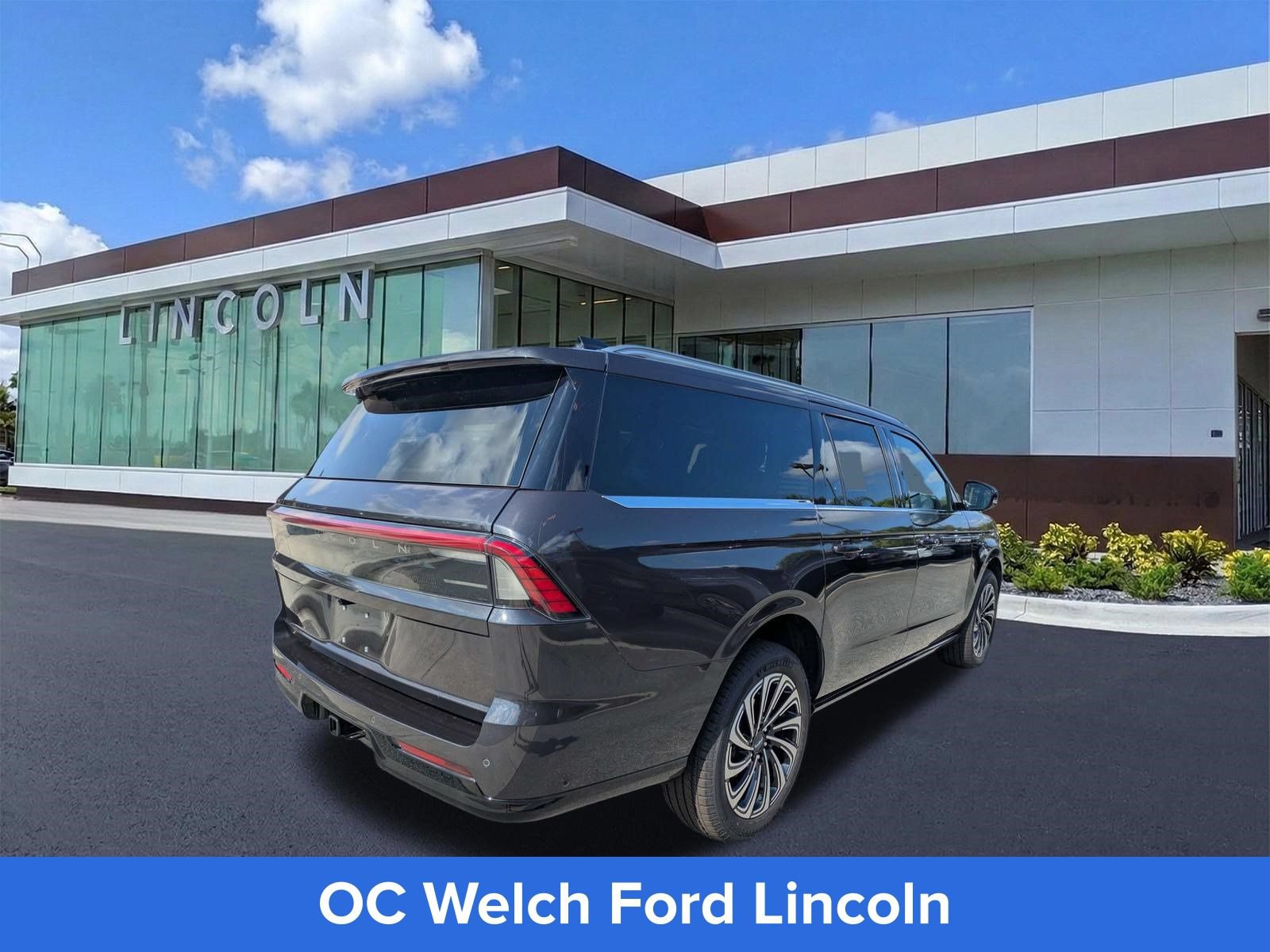 Certified 2025 Lincoln Navigator L Black Label AWD/4WD image 4