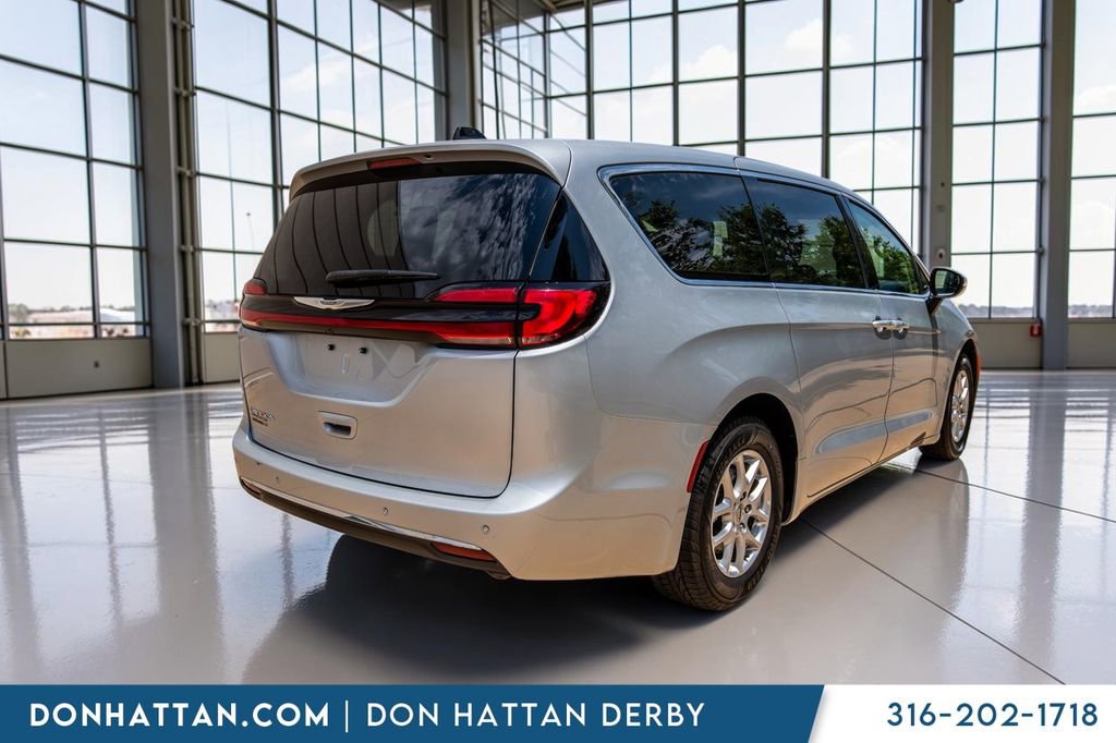 Used 2023 Chrysler Pacifica Touring-L FWD image 33