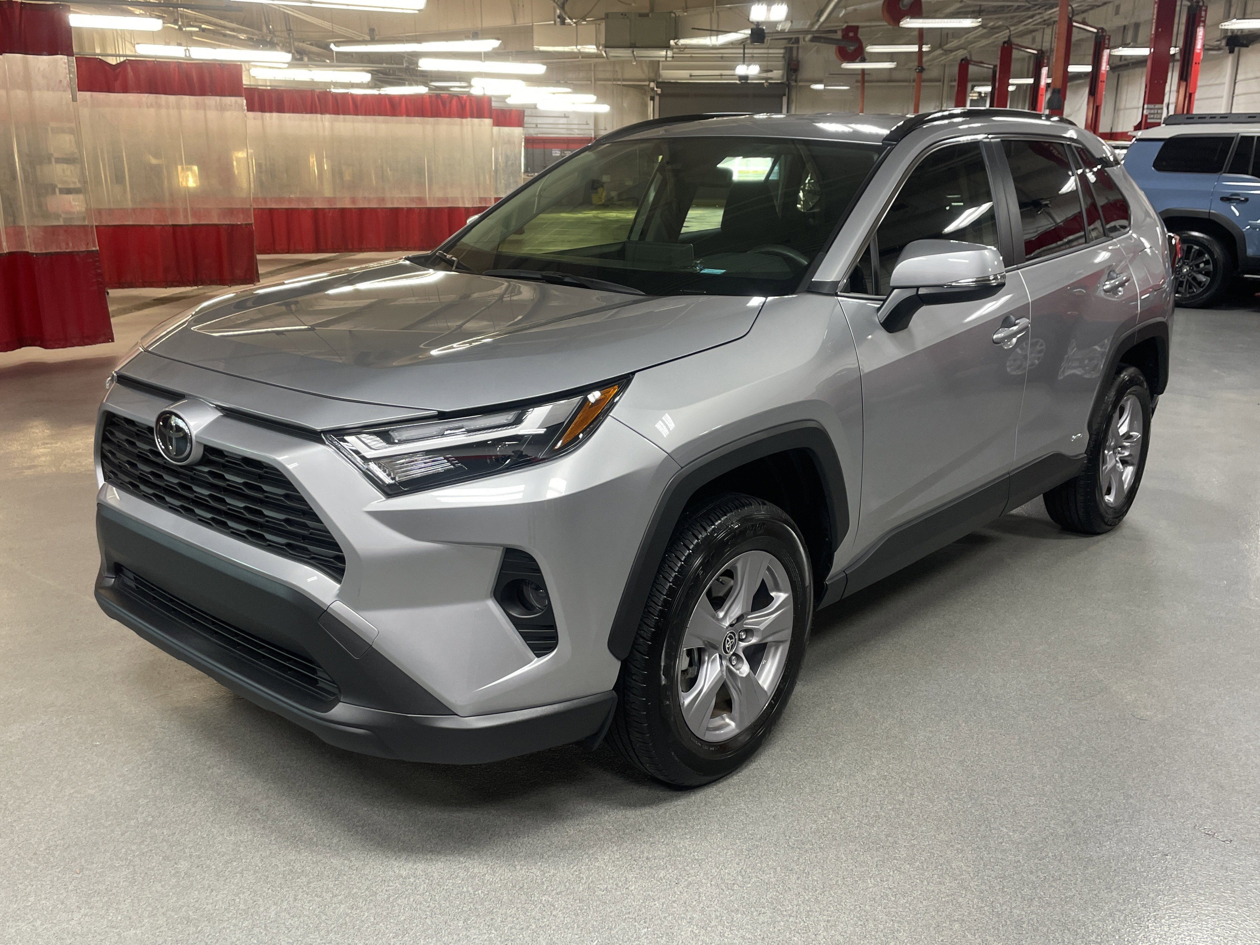 Used 2025 Toyota RAV4 XLE image 5
