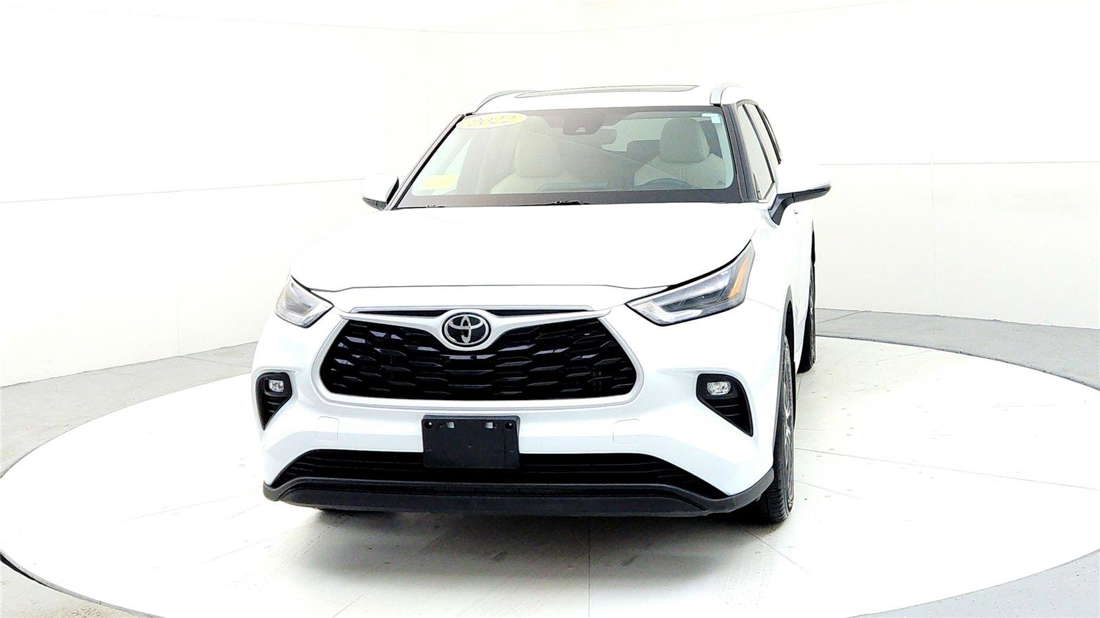 Used 2022 Toyota Highlander XLE image 2
