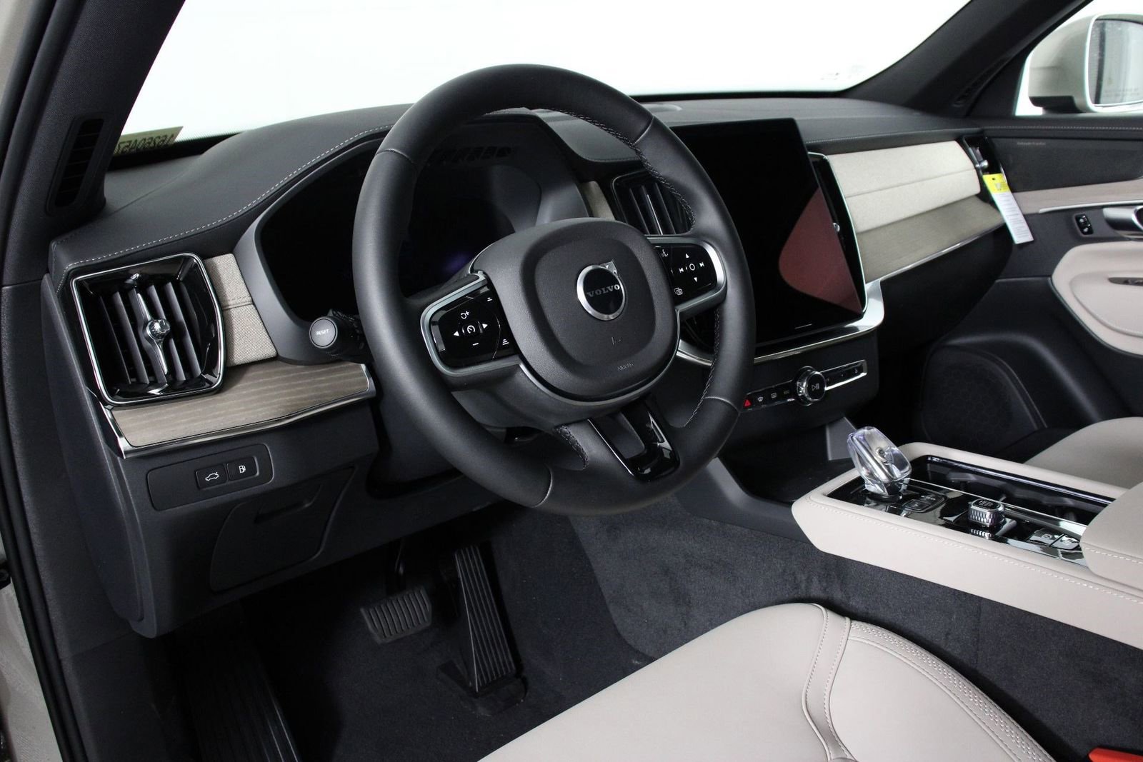 New 2026 Volvo XC90 T8 Plus w/ Protection Package Premier image 8