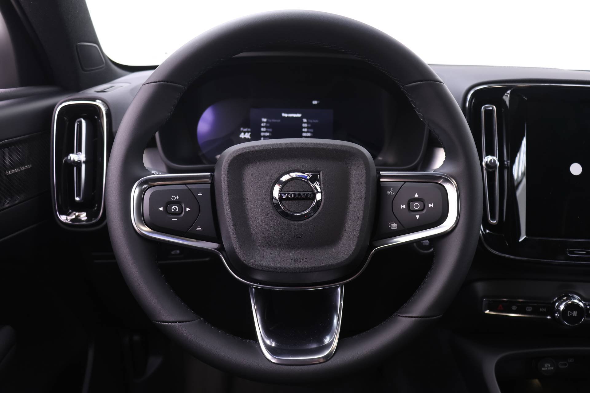 New 2026 Volvo XC40 B5 Ultra w/ Climate Package AWD/4WD image 15
