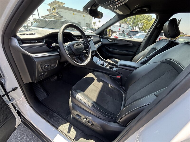 Used 2024 Jeep Grand Cherokee Altitude AWD/4WD image 14