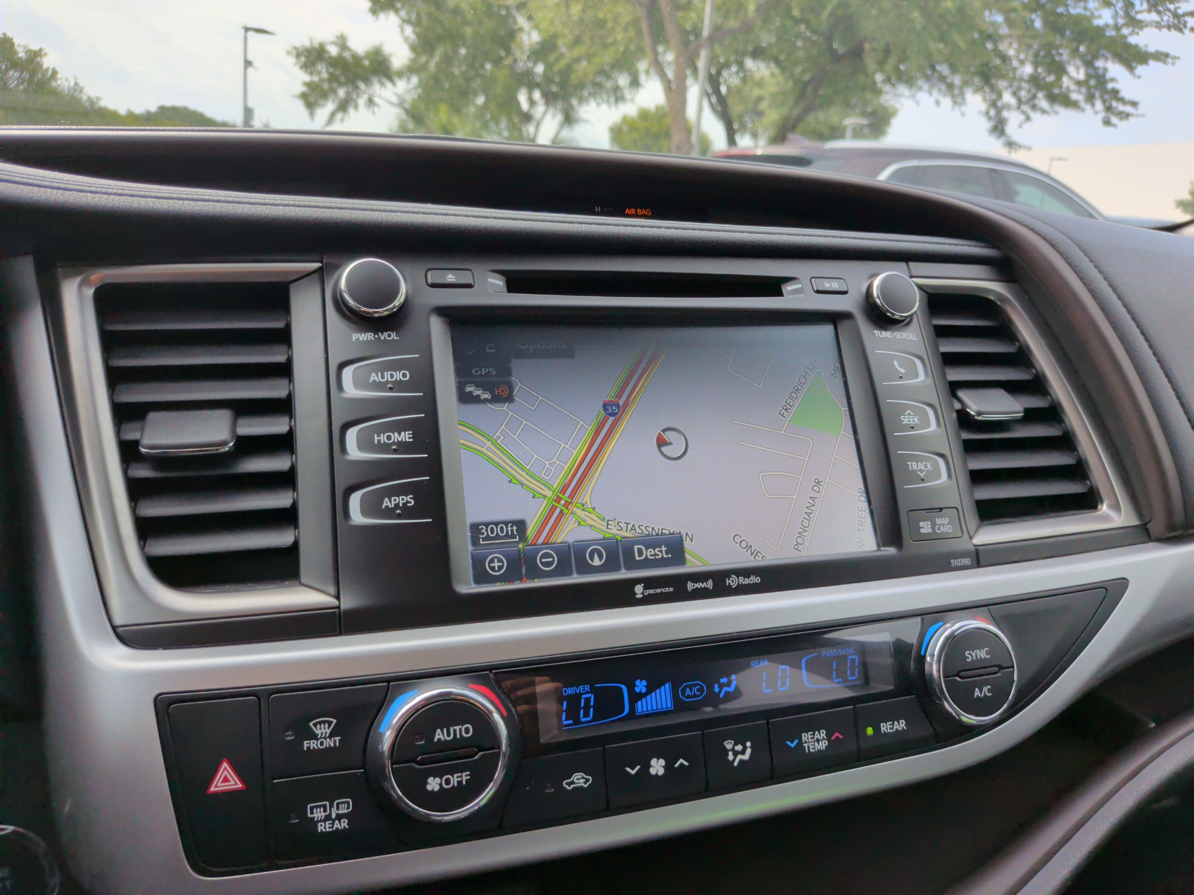 Used 2019 Toyota Highlander XLE AWD/4WD image 17