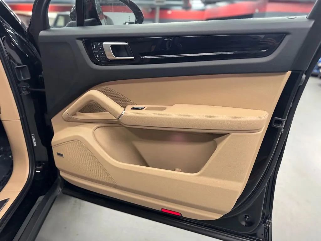 Used 2023 Porsche Cayenne w/ Premium Package image 27