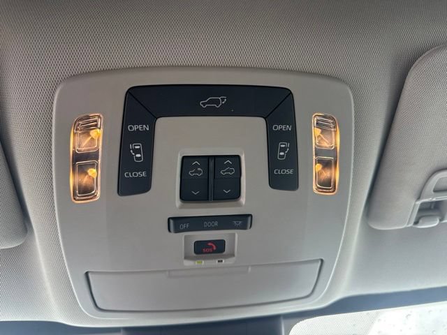 Used 2025 Toyota Sienna XLE FWD image 32