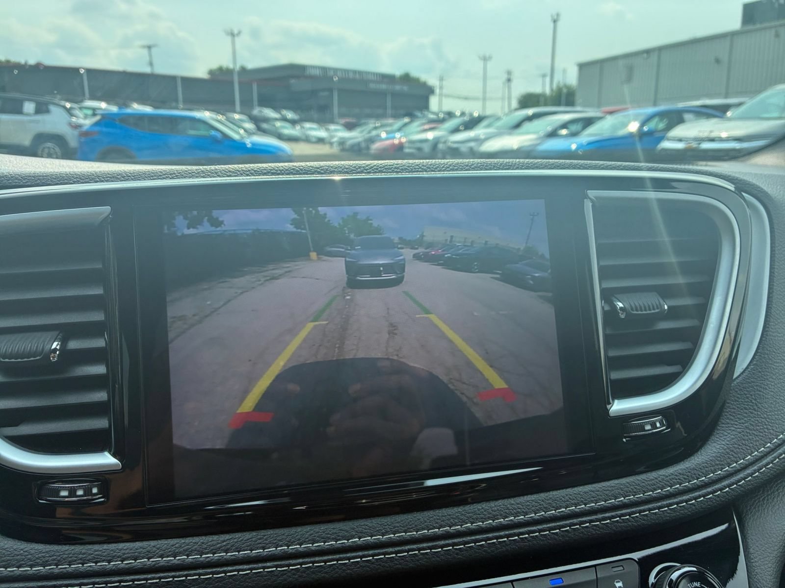 Used 2025 Chrysler Pacifica Limited FWD image 19