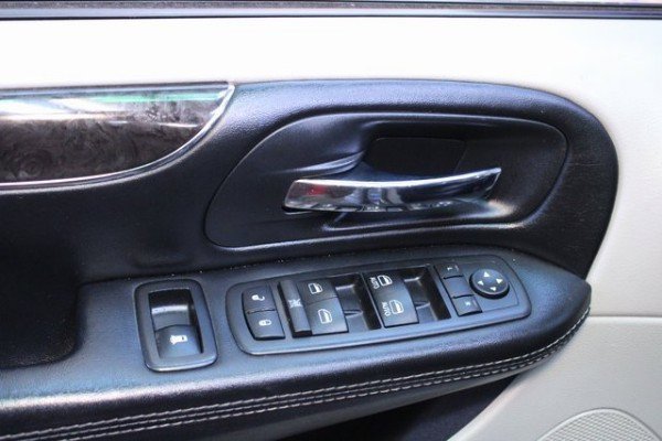 Used 2016 Chrysler Town & Country Touring image 18