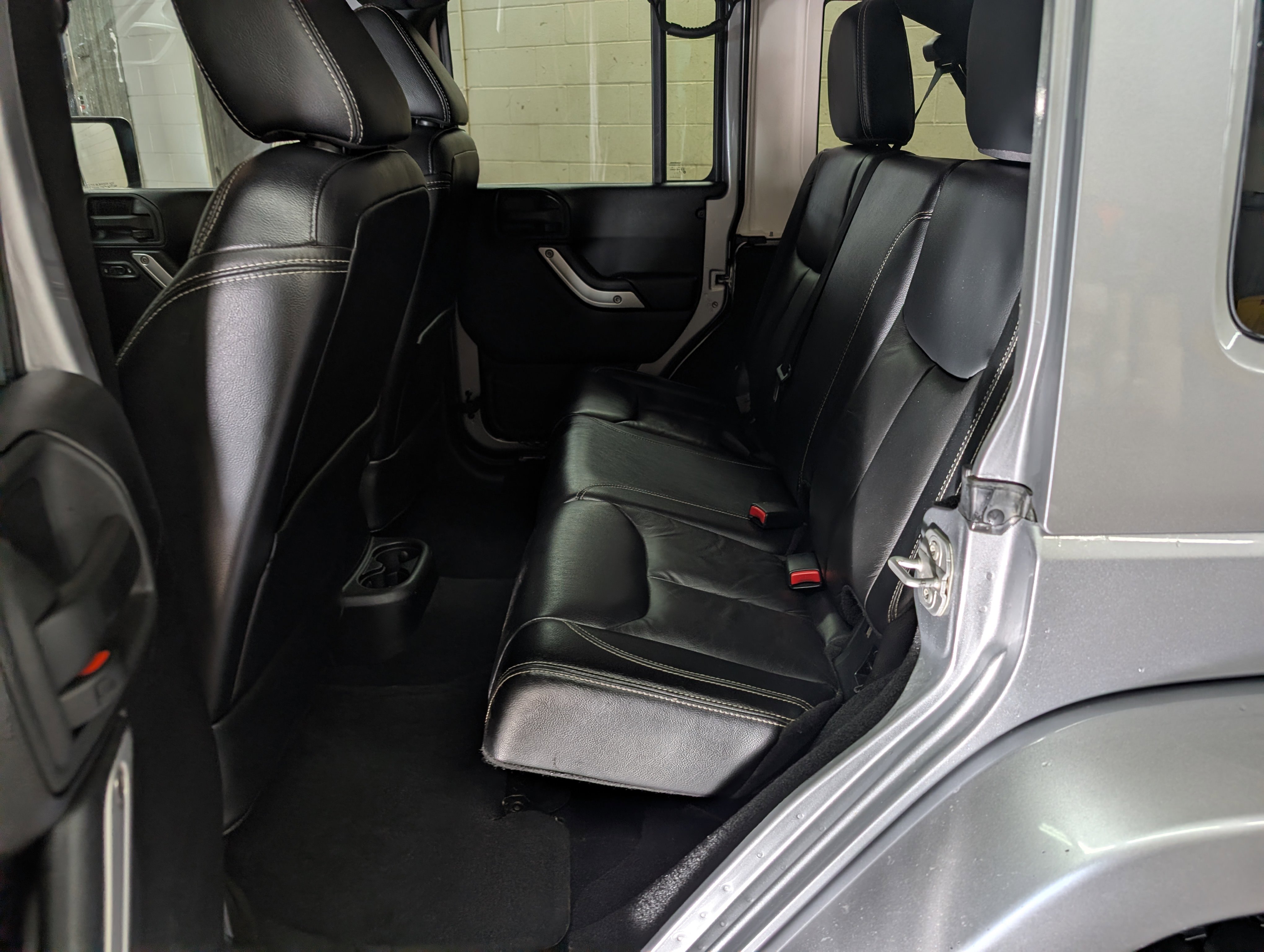 Used 2013 Jeep Wrangler Unlimited Sahara w/ Connectivity Group AWD/4WD image 9
