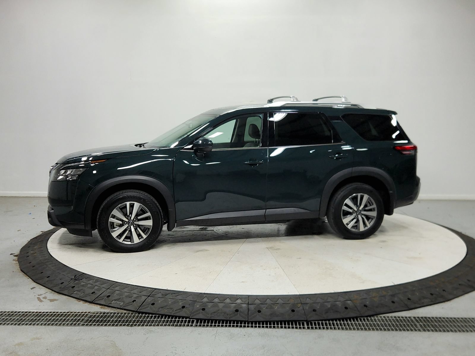 Used 2025 Nissan Pathfinder SL AWD/4WD image 5