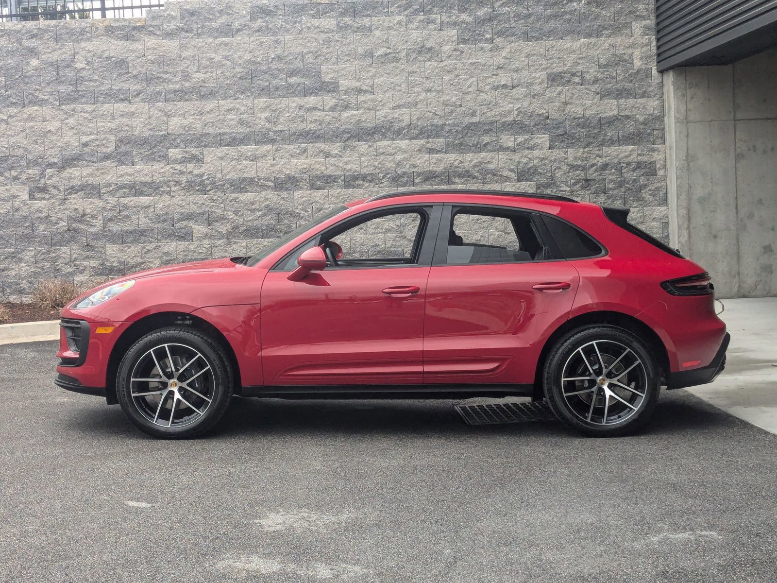 Used 2025 Porsche Macan image 2