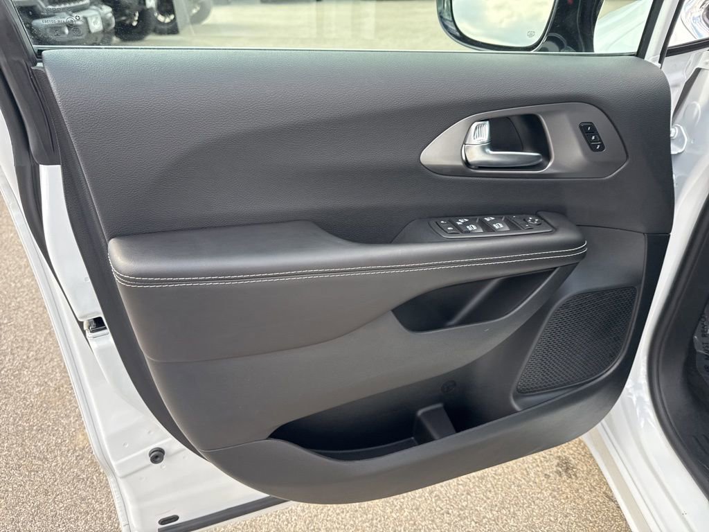 New 2026 Chrysler Pacifica Select FWD image 18