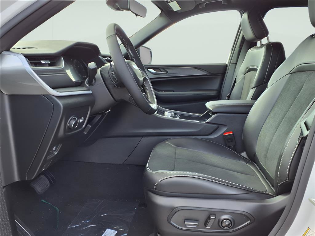 New 2025 Jeep Grand Cherokee Laredo image 15