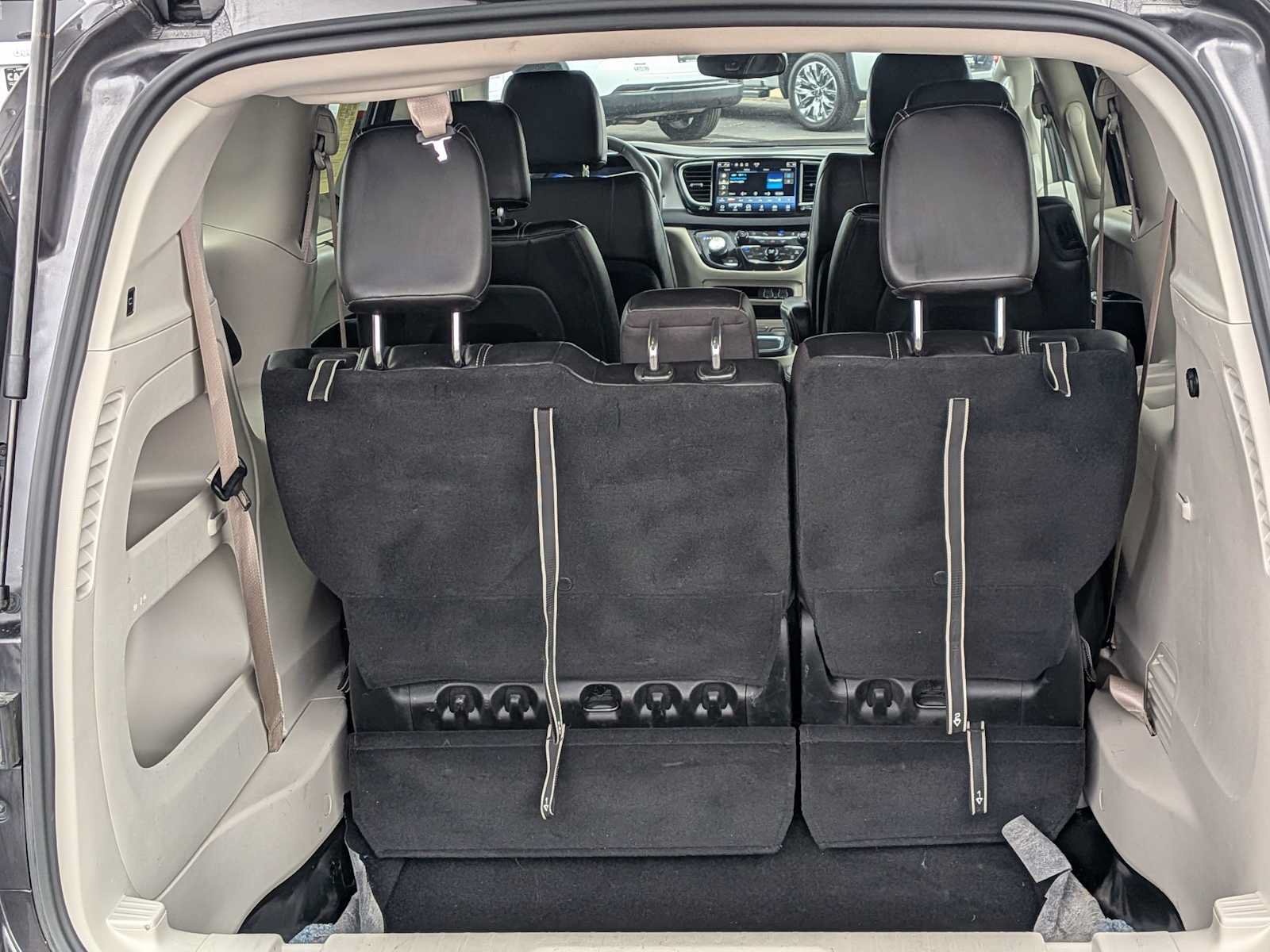 Used 2023 Chrysler Pacifica Touring-L FWD image 23