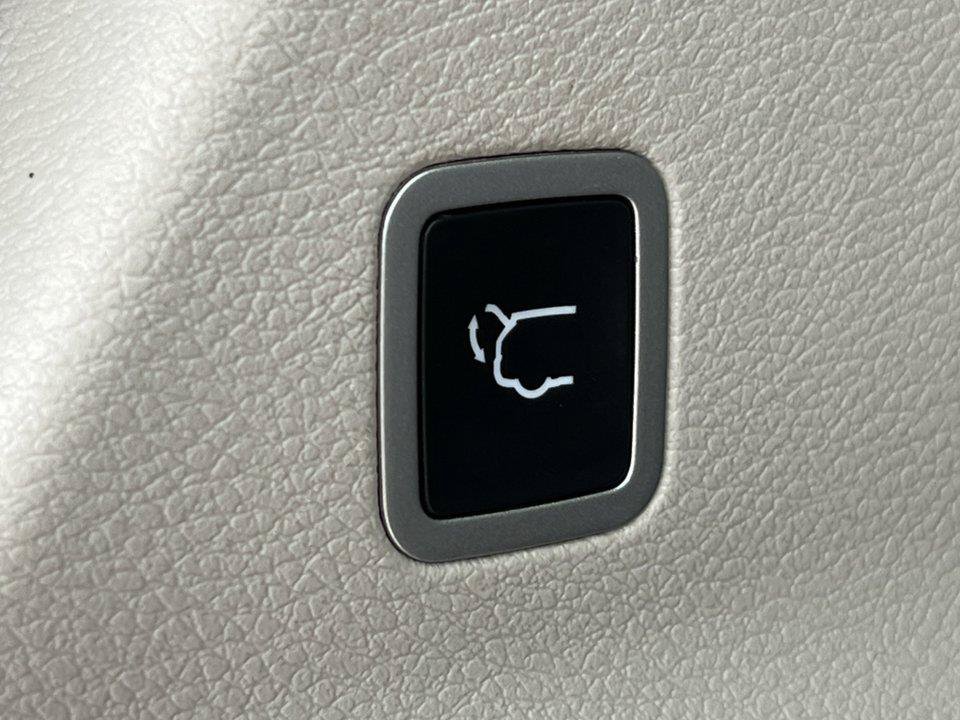 Used 2020 Chrysler Pacifica Touring-L Plus w/ Advanced Safetytec Group FWD image 32