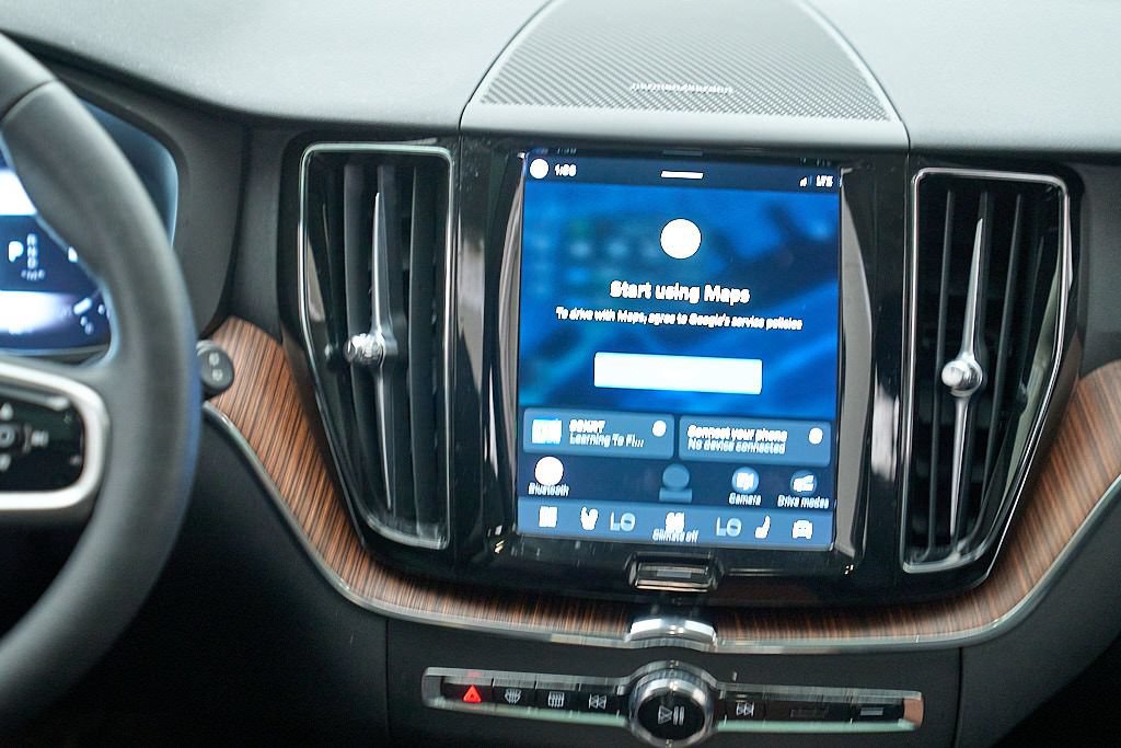 Certified 2023 Volvo XC60 B5 Plus AWD/4WD image 24
