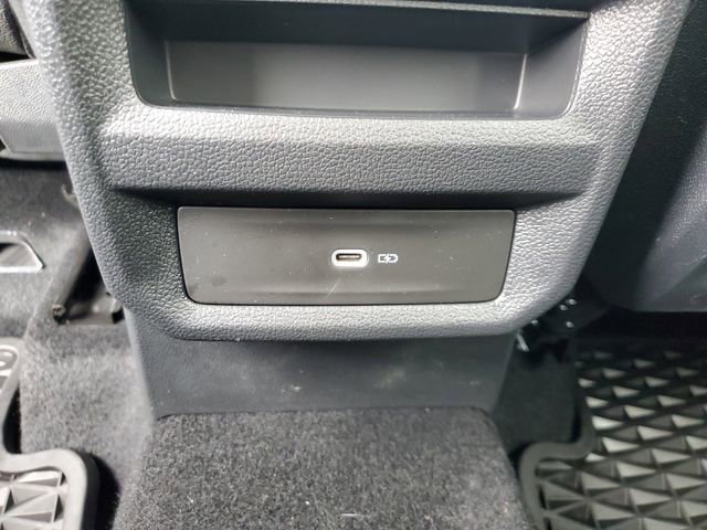 Used 2025 Volkswagen Taos SE w/ Panoramic Sunroof Package FWD image 11