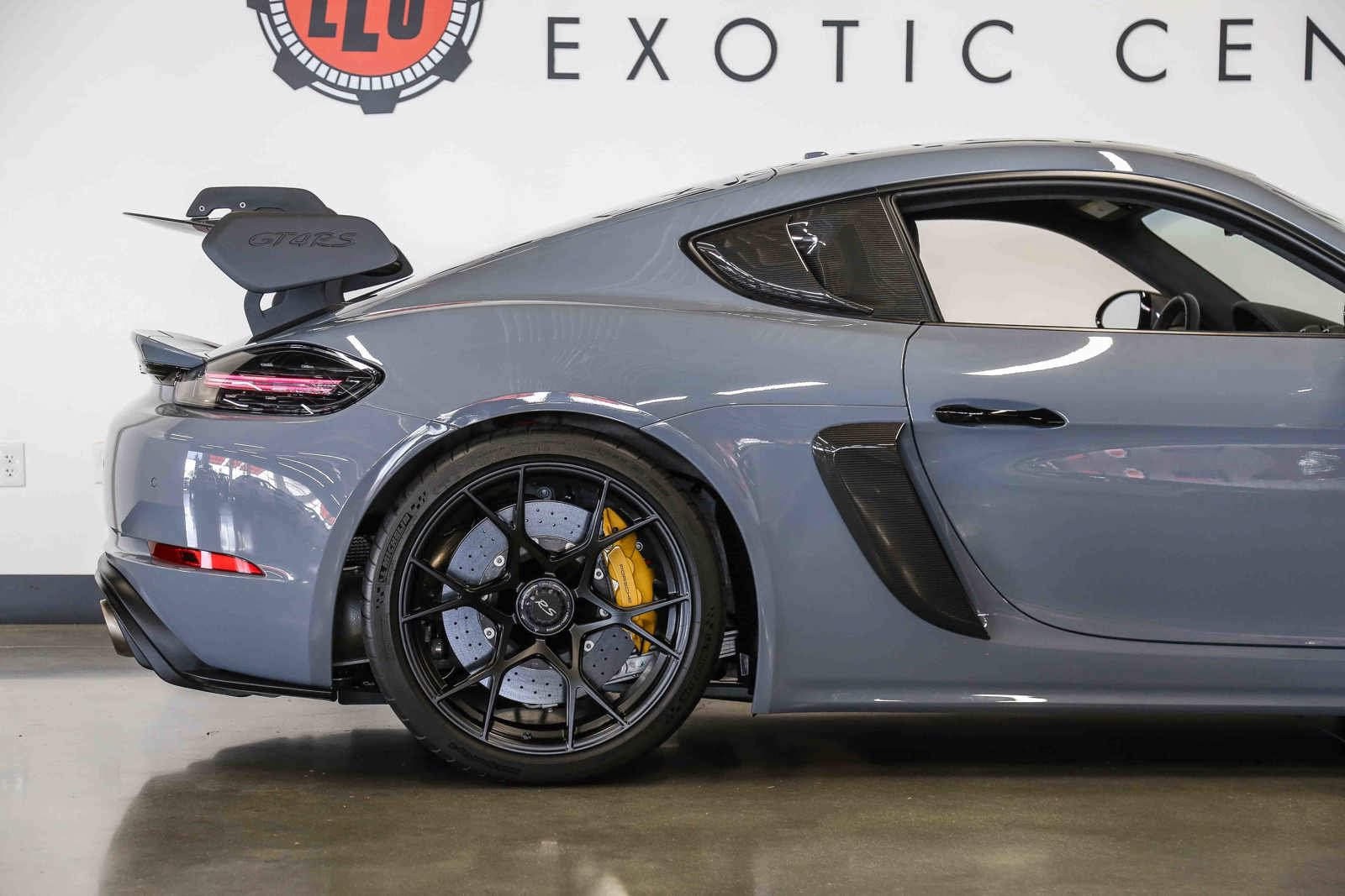 Used 2025 Porsche 718 Cayman GT4 RS w/ Weissach Package RWD image 18