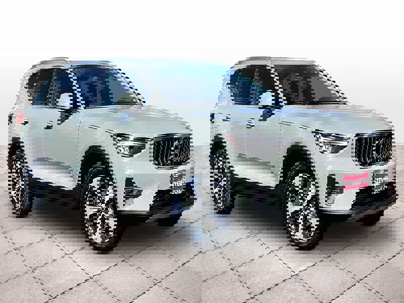 Used 2025 Volvo XC40 B5 Plus image 2