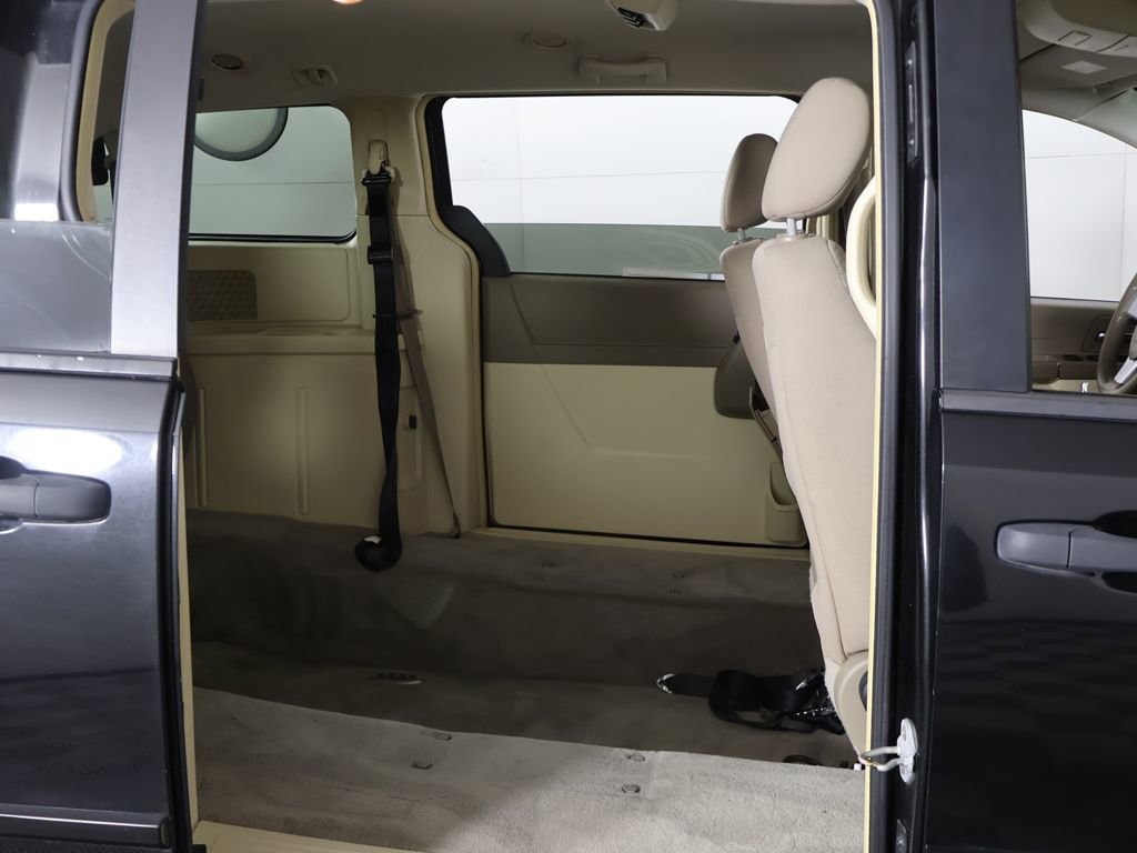 Used 2008 Chrysler Town & Country LX image 21