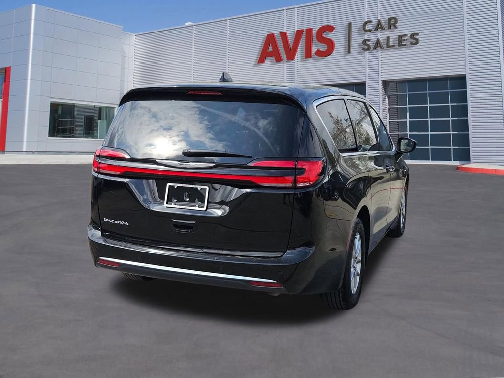 Used 2025 Chrysler Pacifica Select image 6
