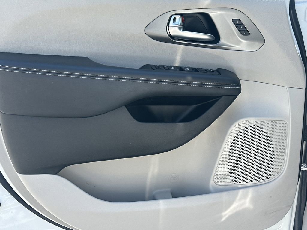 Used 2023 Chrysler Pacifica Touring-L FWD image 10