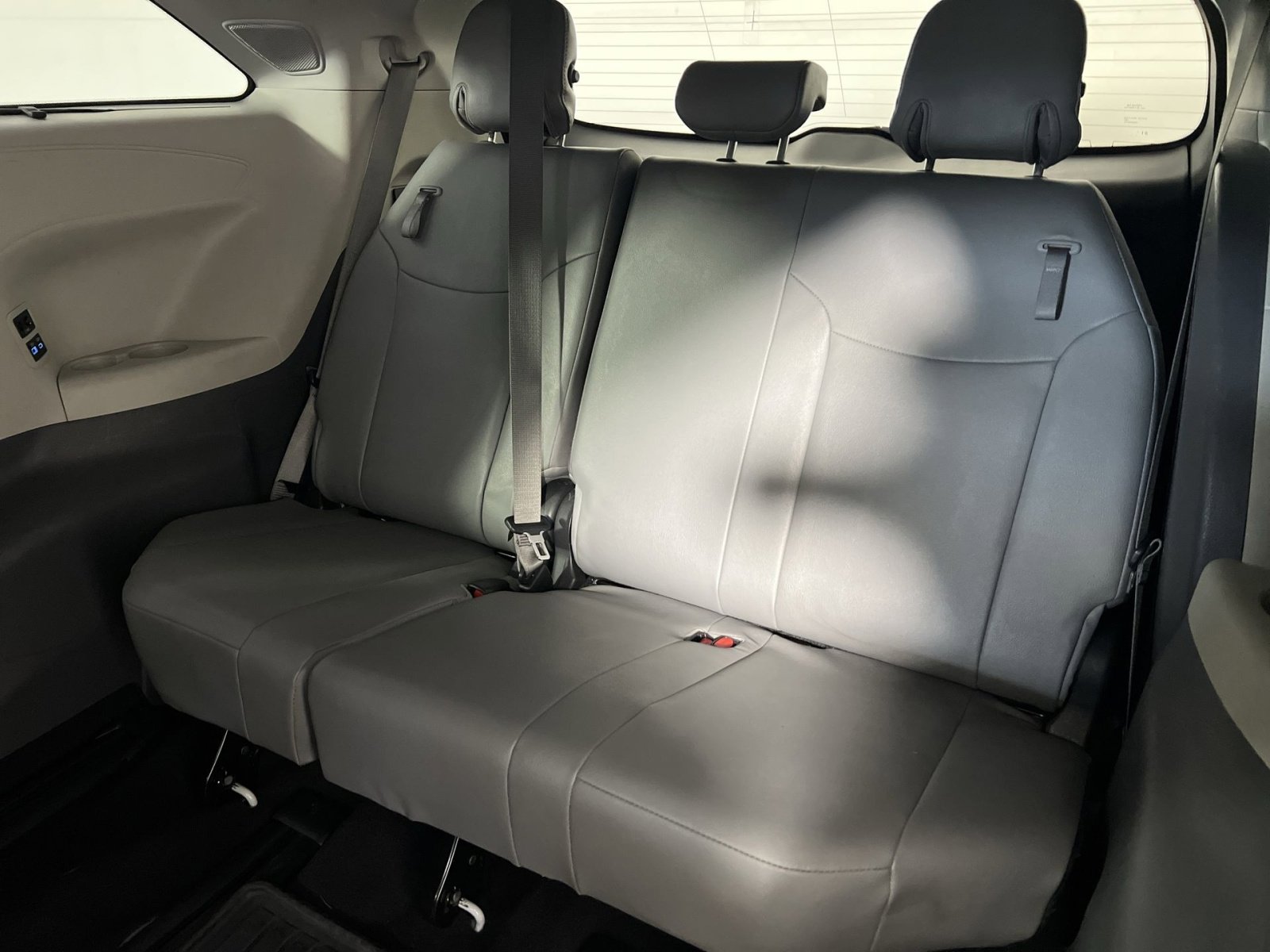 Used 2021 Toyota Sienna Limited FWD image 27