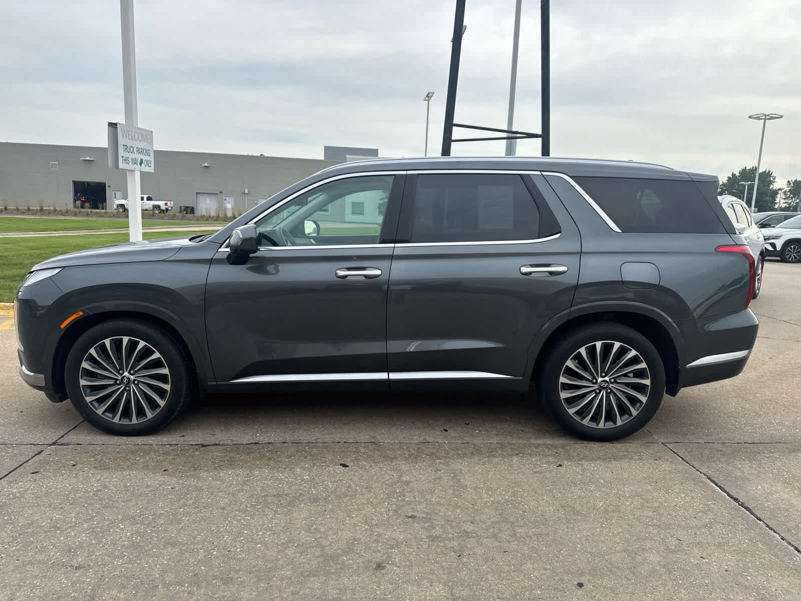 Used 2023 Hyundai Palisade Calligraphy AWD/4WD image 2