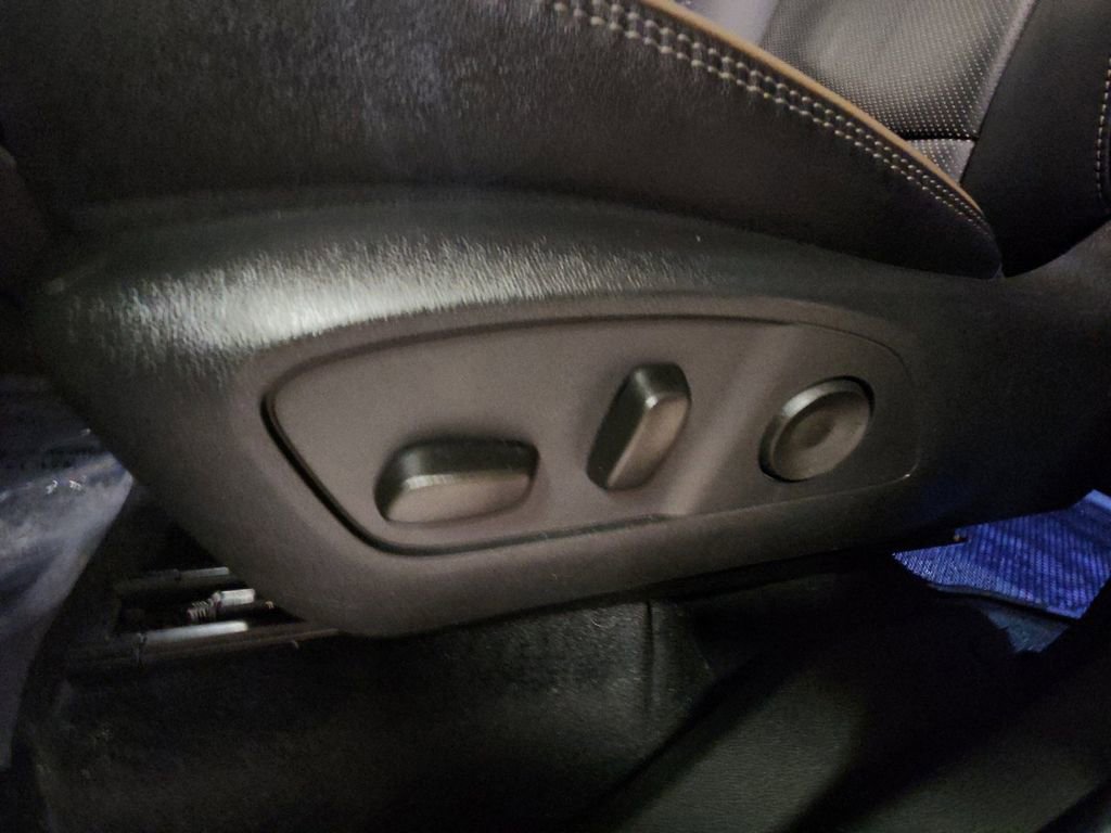 Certified 2025 Chevrolet Traverse High Country w/ LPO, Illumination Package image 13