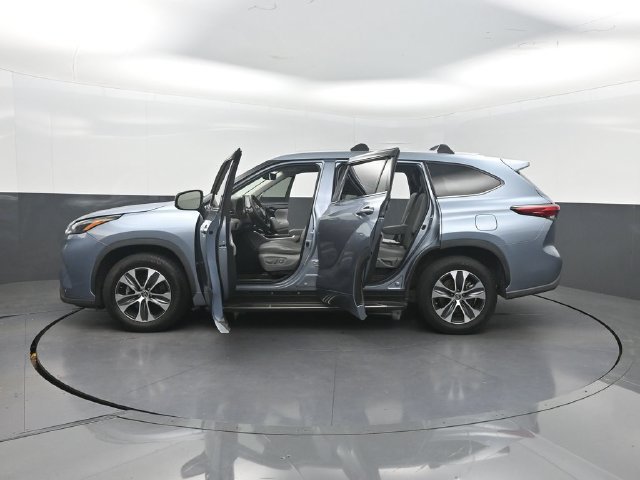 Used 2022 Toyota Highlander XLE FWD image 34
