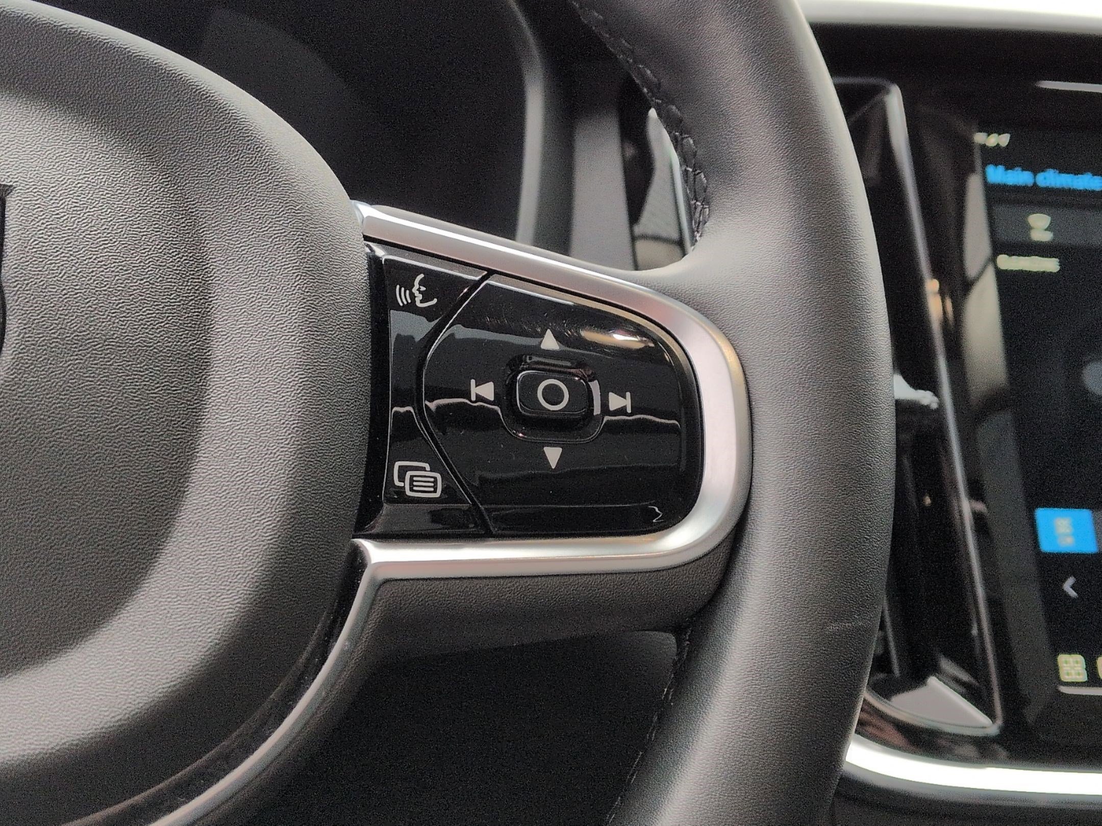 Used 2025 Volvo S60 T8 Plus image 19