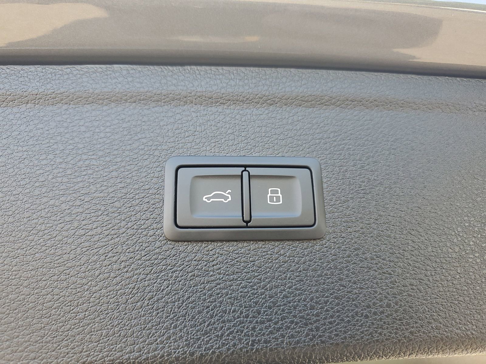 Used 2023 Audi Q5 e Premium w/ Convenience Package image 10