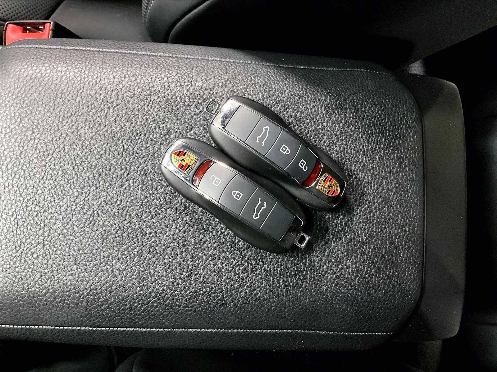 Used 2025 Porsche Macan image 38