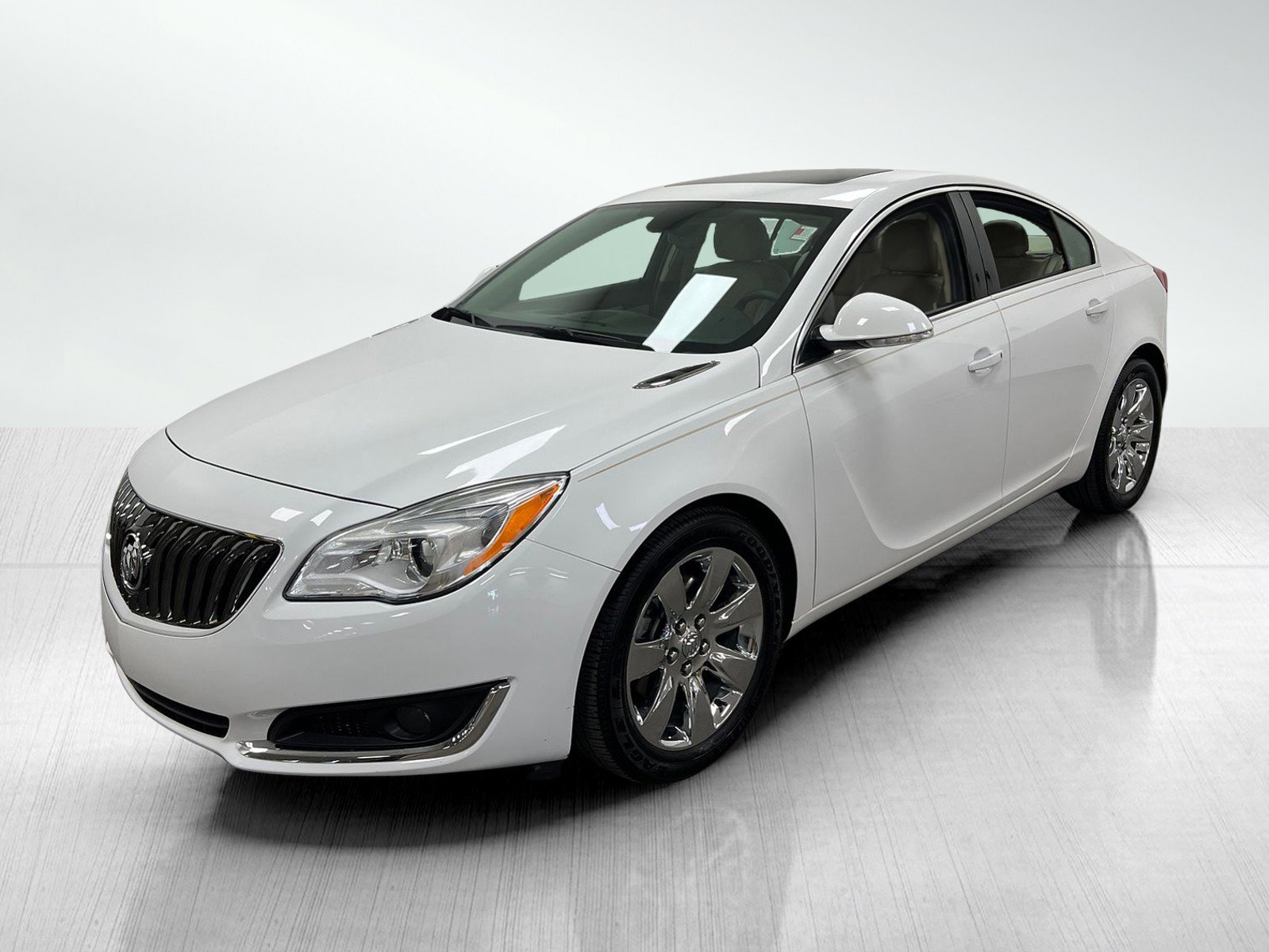 Used 2016 Buick Regal image 2