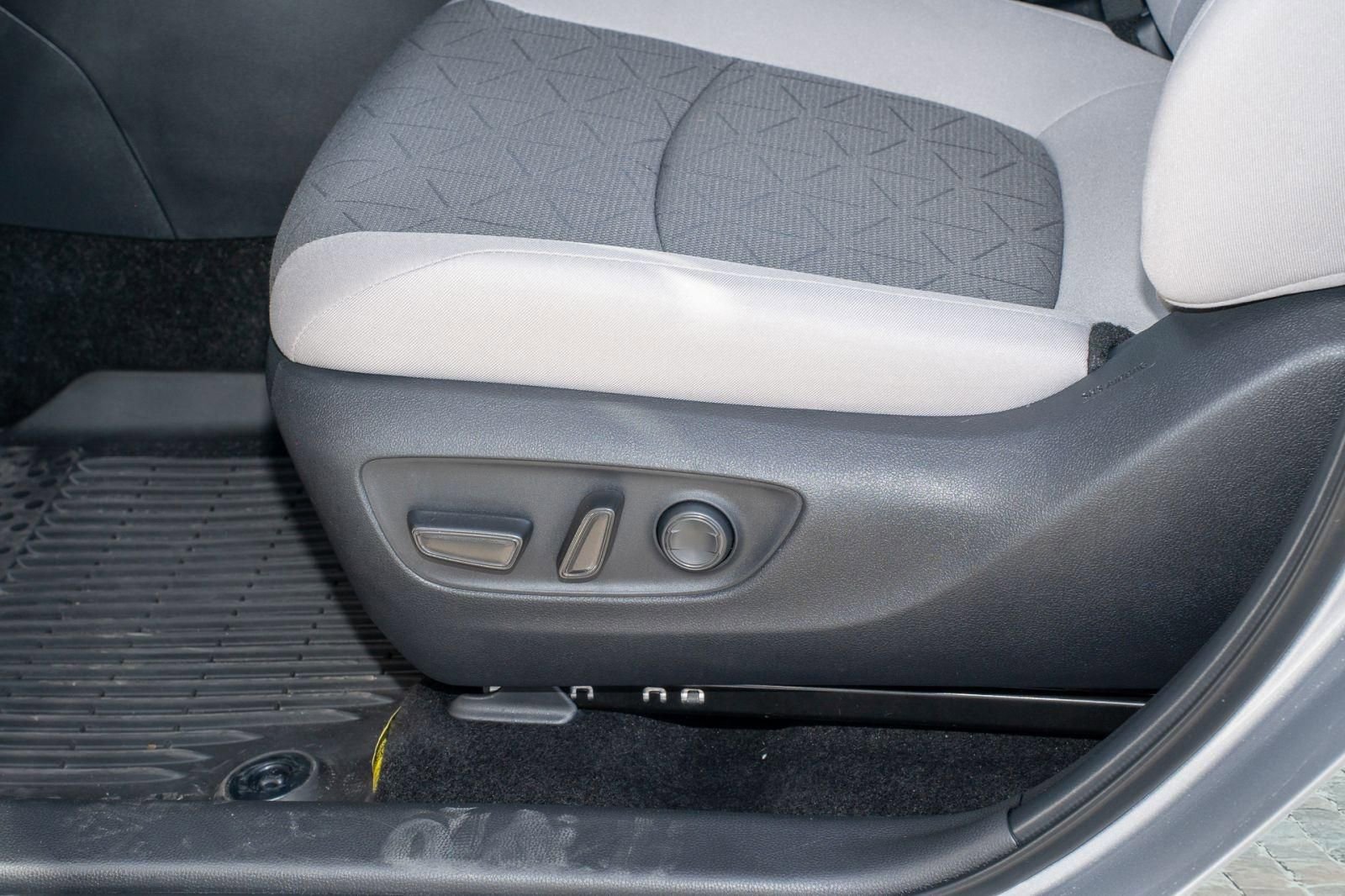 Used 2025 Toyota RAV4 XLE w/ Convenience Package image 29