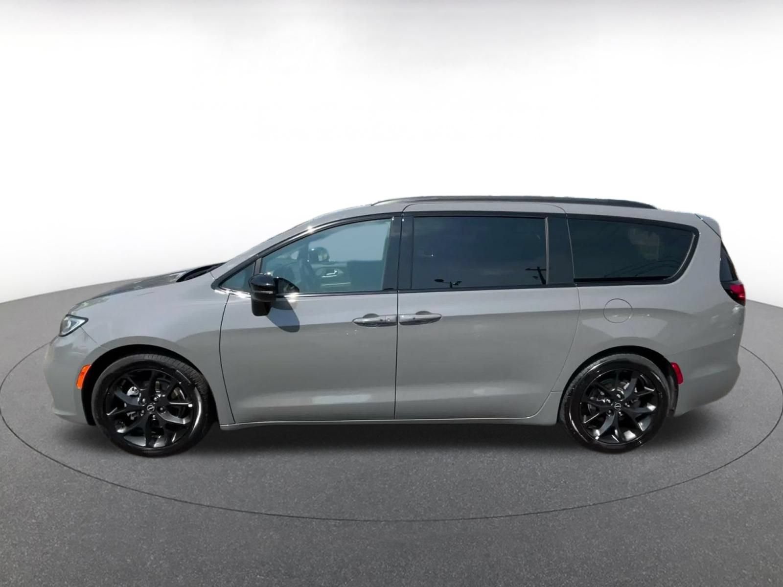Used 2025 Chrysler Pacifica Limited FWD image 8