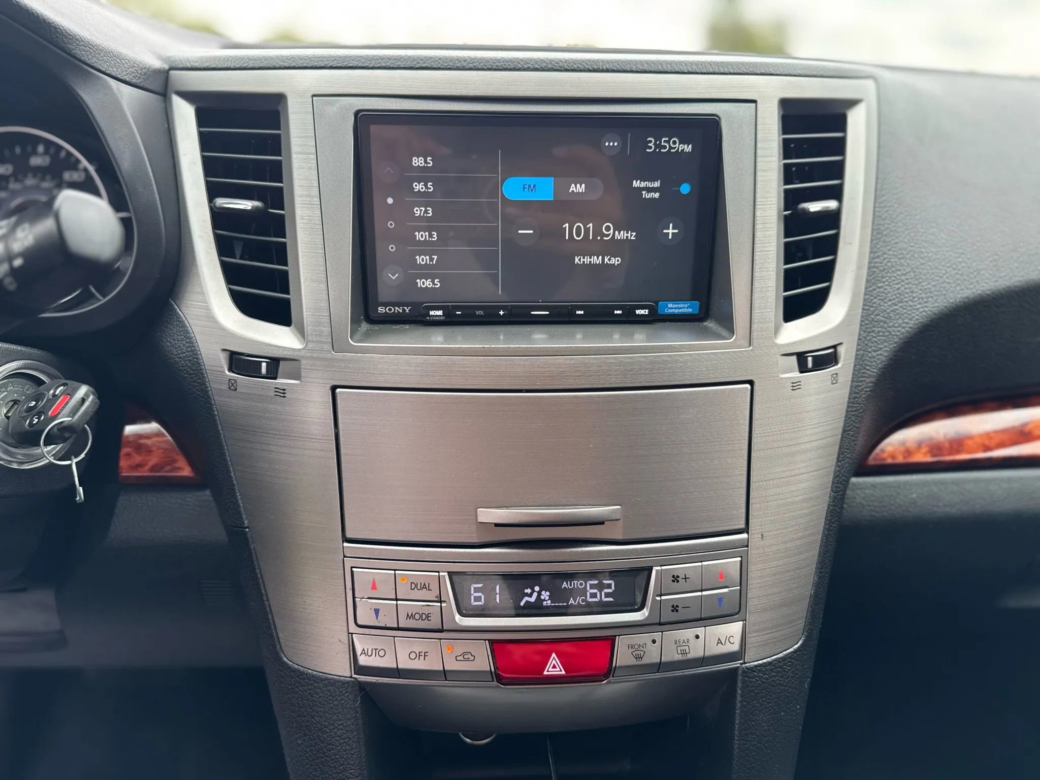 Used 2010 Subaru Outback 2.5i Limited image 14