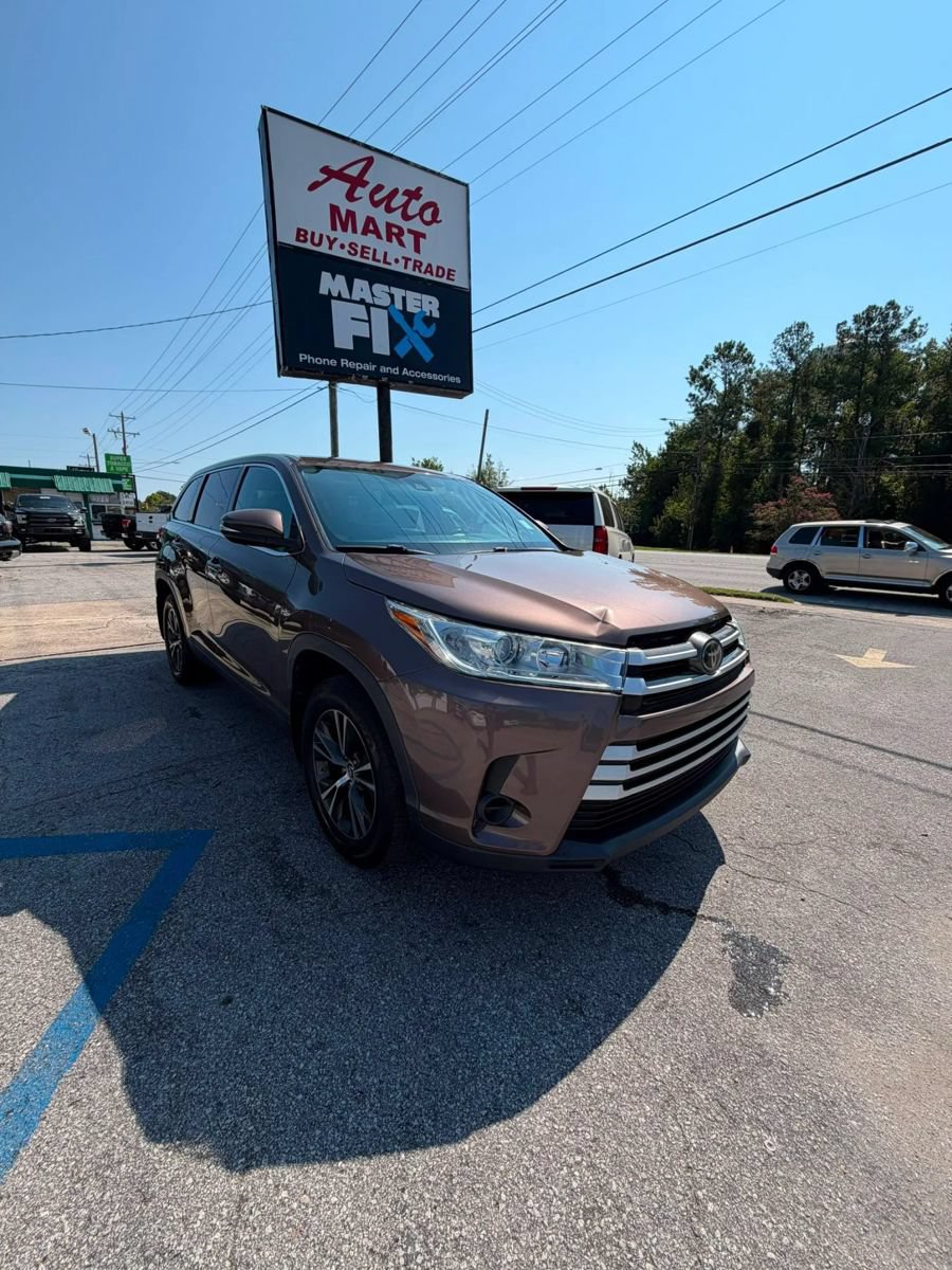 Used 2019 Toyota Highlander LE AWD/4WD image 1