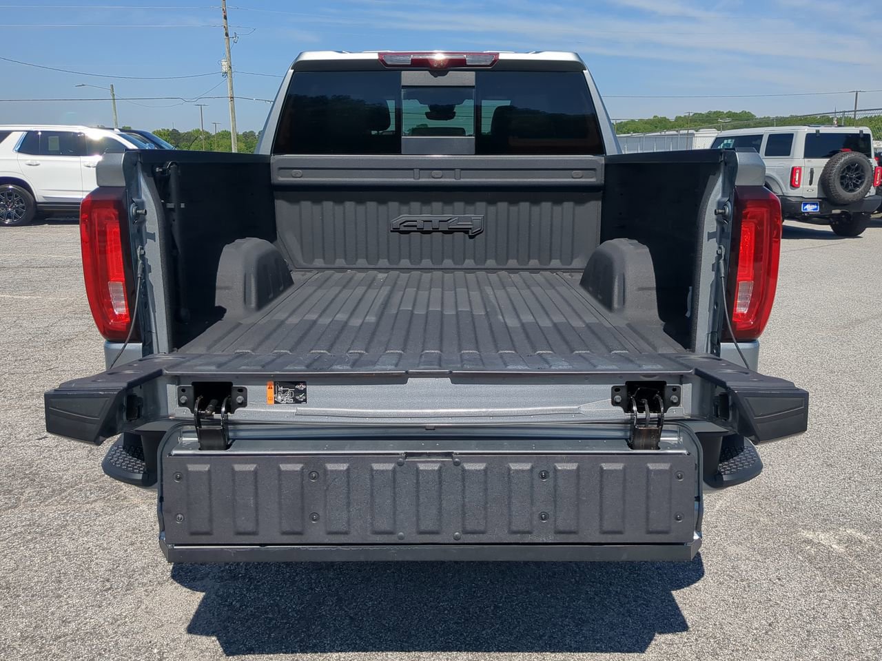 Used 2023 GMC Sierra 1500 AT4 w/ Technology Package AWD/4WD image 11
