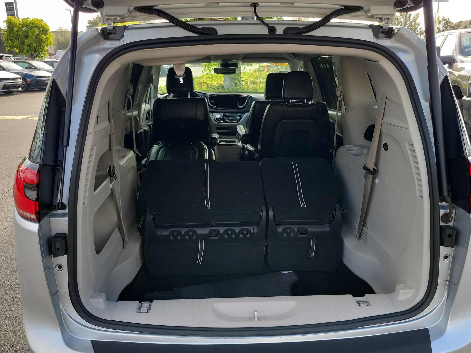 Certified 2024 Chrysler Pacifica Touring-L FWD image 19