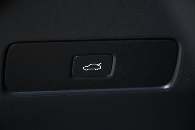 Used 2023 Volvo XC40 Recharge Plus image 21