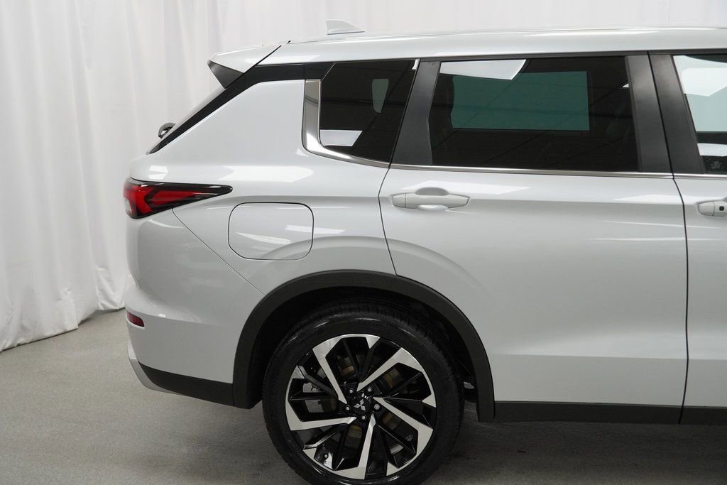 Used 2023 Mitsubishi Outlander SE image 11