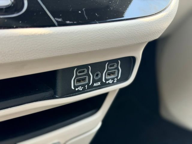 Used 2023 Chrysler Pacifica Touring-L image 16